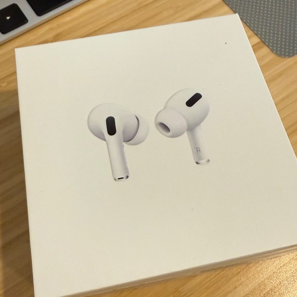 Apple AirPods Pro 1st Generation (BROKEN LEFT AIRPOD)